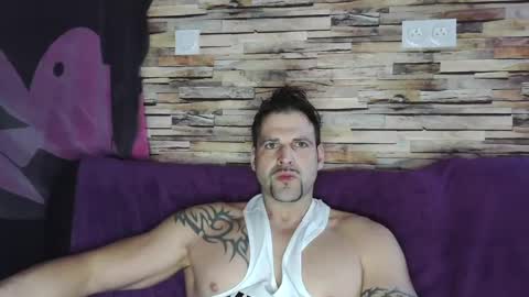 Snapshot of bigboyband chatting on February 1, 2025, 8:29 am Bigboyband online show from February 1, 2025, 8:29 am