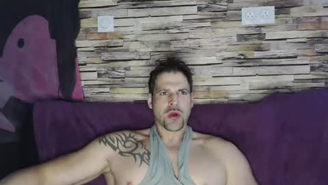 Snapshot of bigboyband chatting on February 8, 2025, 8:42 am Bigboyband online show from February 8, 2025, 8:42 am