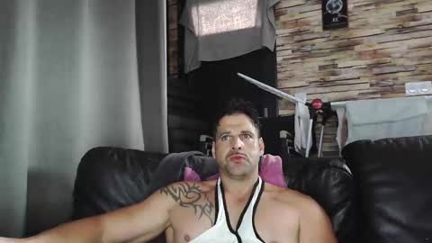 Snapshot of bigboyband chatting on November 7, 2025, 12:49 pm Bigboyband online show from November 7, 2025, 12:49 pm