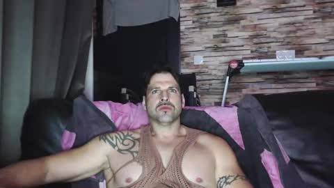 Snapshot of bigboyband chatting on December 17, 2025, 6:58 pm Bigboyband online show from December 17, 2025, 6:58 pm