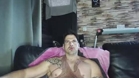 Snapshot of bigboyband chatting on December 18, 2025, 8:31 am Bigboyband online show from December 18, 2025, 8:31 am