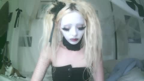 Snapshot of bl0odsyring3 chatting on October 1, 2025, 8:04 pm vampire fang online show from October 1, 2025, 8:04 pm