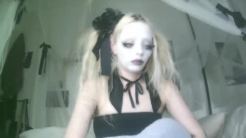 Snapshot of bl0odsyring3 chatting on October 3, 2025, 7:00 pm vampire fang online show from October 3, 2025, 7:00 pm