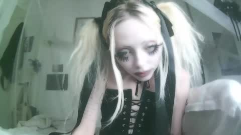 Snapshot of bl0odsyring3 chatting on November 14, 2025, 7:56 pm vampire fang online show from November 14, 2025, 7:56 pm