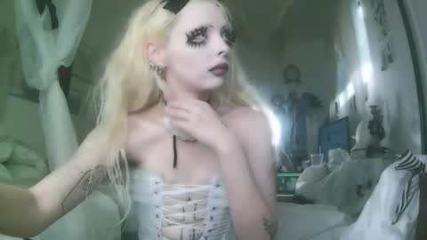 Snapshot of bl0odsyring3 chatting on November 20, 2025, 8:30 pm vampire fang online show from November 20, 2025, 8:30 pm