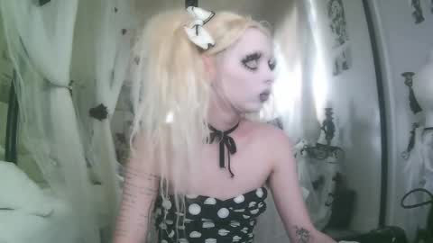 Snapshot of bl0odsyring3 chatting on November 28, 2025, 7:49 pm vampire fang online show from November 28, 2025, 7:49 pm