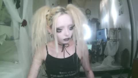 Snapshot of bl0odsyring3 chatting on December 17, 2025, 10:16 pm vampire fang online show from December 17, 2025, 10:16 pm