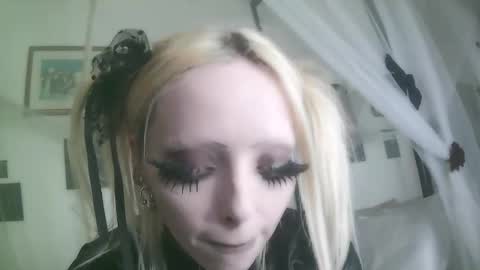 Snapshot of bl0odsyring3 chatting on December 18, 2025, 8:04 pm vampire fang online show from December 18, 2025, 8:04 pm