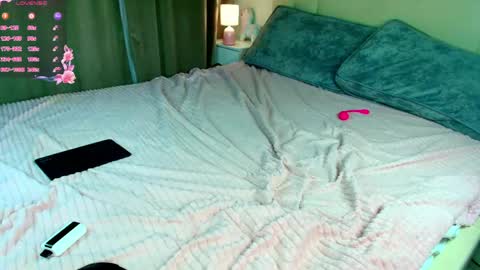 black_white_angel online show from April 1, 2026, 12:17 pm