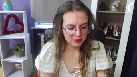 Z O E Y online show from February 18, 2025, 11:44 am