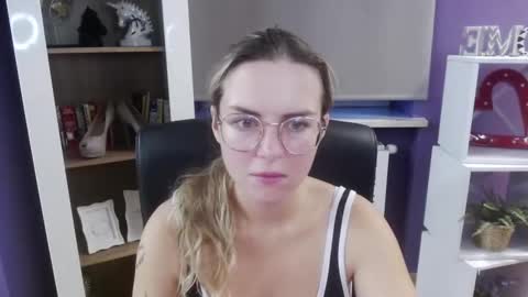 Z O E Y online show from September 12, 2025, 4:23 am