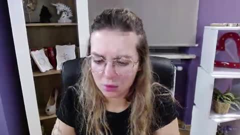 Z O E Y online show from October 7, 2025, 4:31 am