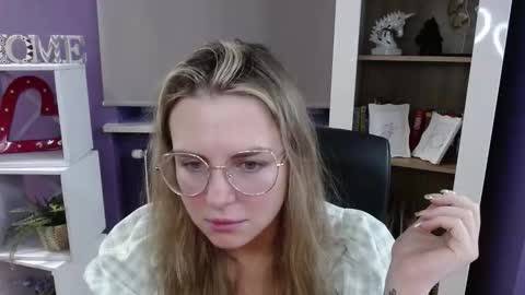 Z O E Y online show from November 12, 2025, 6:03 am