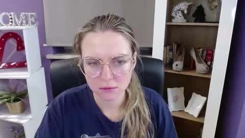 Z O E Y online show from November 18, 2025, 5:45 am