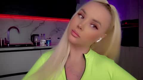 Snapshot of blond_diamond chatting on January 25, 2025, 4:35 pm Lana online show from January 25, 2025, 4:35 pm