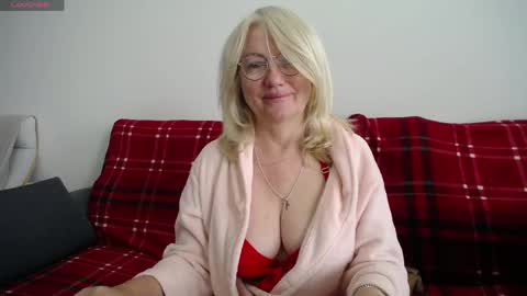 Snapshot of blond_woman chatting on May 13, 2026, 7:17 am Karina online show from May 13, 2026, 7:17 am