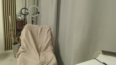 Nicole online show from February 18, 2026, 5:03 am