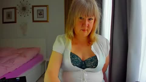 Nicole online show from May 1, 2026, 3:22 am