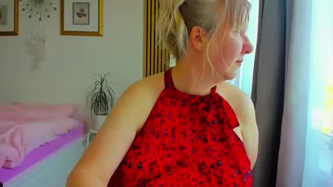 Nicole online show from May 15, 2026, 3:52 pm