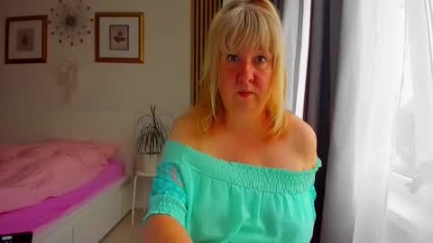 Nicole online show from May 21, 2026, 3:35 am