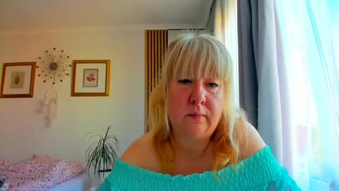 Nicole online show from June 18, 2026, 4:02 am