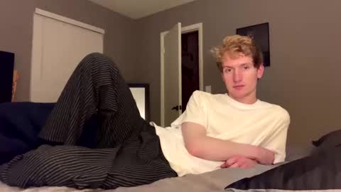 Snapshot of blonde_boi99 chatting on January 3, 2025, 5:17 am Blondie online show from January 3, 2025, 5:17 am