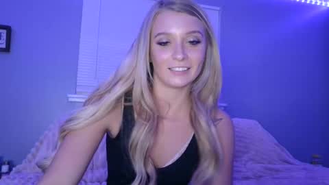 Snapshot of blonde_stella chatting on January 8, 2025, 12:06 am Blonde Stella online show from January 8, 2025, 12:06 am