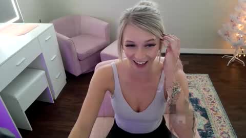 Snapshot of blonde_stella chatting on January 16, 2026, 4:44 pm Blonde Stella online show from January 16, 2026, 4:44 pm