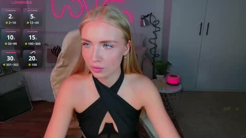 Snapshot of blonde_vibe chatting on May 27, 2026, 8:55 am Nessa online show from May 27, 2026, 8:55 am