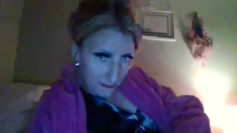 Snapshot of blondebellaaa3 chatting on December 8, 2024, 3:32 am Gia online show from December 8, 2024, 3:32 am