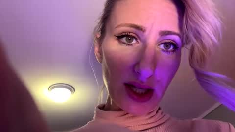 Snapshot of blondebellaaa3 chatting on November 15, 2025, 6:37 pm Gia online show from November 15, 2025, 6:37 pm