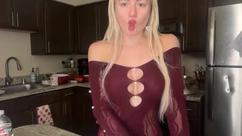 blondebunny999 online show from May 7, 2026, 1:33 am