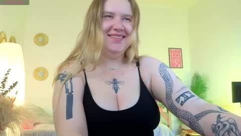 Snapshot of blondestetic chatting on June 4, 2026, 7:36 am Mommy online show from June 4, 2026, 7:36 am