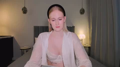 Mia online show from December 13, 2024, 1:01 pm