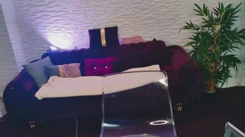 Kiki online show from April 21, 2026, 8:12 pm