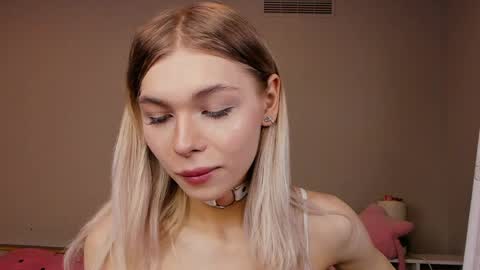 blondy_fina online show from May 3, 2026, 5:02 am