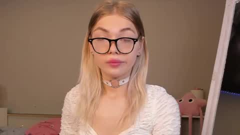 Snapshot of blondy_fina chatting on June 7, 2026, 4:27 am blondy_fina online show from June 7, 2026, 4:27 am