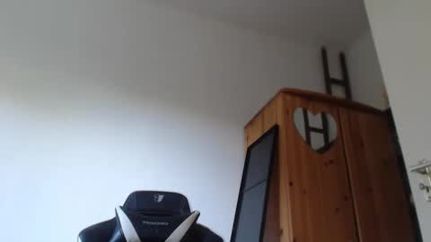 Snapshot of blondyelena chatting on May 5, 2026, 6:10 am blondyelena online show from May 5, 2026, 6:10 am