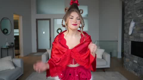 Snapshot of bloomyogi chatting on December 20, 2024, 10:43 pm Emma Bloom online show from December 20, 2024, 10:43 pm