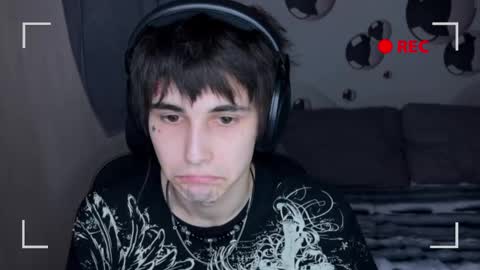 Snapshot of blue_w0rld chatting on October 30, 2025, 2:29 pm SONNYVAN online show from October 30, 2025, 2:29 pm