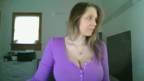 Snapshot of blueeyedddvixen chatting on February 3, 2026, 2:33 pm BlueEyedDDVixen online show from February 3, 2026, 2:33 pm