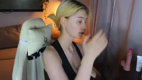 Snapshot of blvckmilk chatting on July 28, 2026, 11:04 pm Alice and David online show from July 28, 2026, 11:04 pm