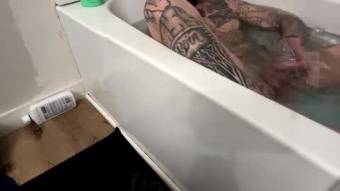 Snapshot of bodyart85_19 chatting on January 31, 2025, 12:18 pm Bodyart85 19 online show from January 31, 2025, 12:18 pm