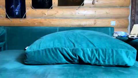 Nail and Olivia online show from November 5, 2025, 10:59 am