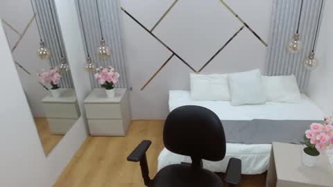 Snapshot of bom_bomx chatting on February 13, 2025, 4:54 am Paris online show from February 13, 2025, 4:54 am