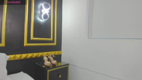 Snapshot of bombom_fox chatting on June 3, 2026, 2:33 pm B O M B O M online show from June 3, 2026, 2:33 pm