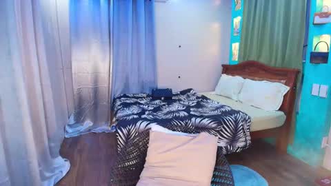 bombshelllaurax online show from April 30, 2026, 4:19 am