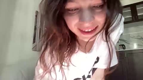 Snapshot of bonjourlabelle chatting on April 2, 2026, 12:03 pm Mary 3 live time content 18 online show from April 2, 2026, 12:03 pm