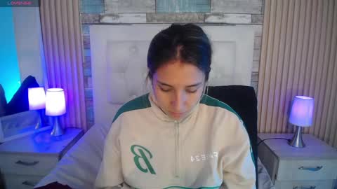 bonnali_lune online show from April 27, 2026, 8:40 pm