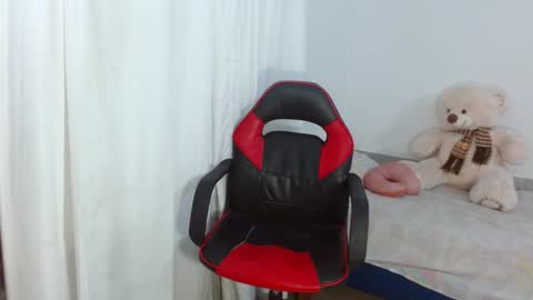 Snapshot of bonni_blonde chatting on December 19, 2024, 10:32 pm Bonnie online show from December 19, 2024, 10:32 pm